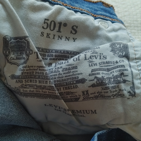 Levi's High-Waisted 501 Button Fly Jeans - Picture 9 of 10